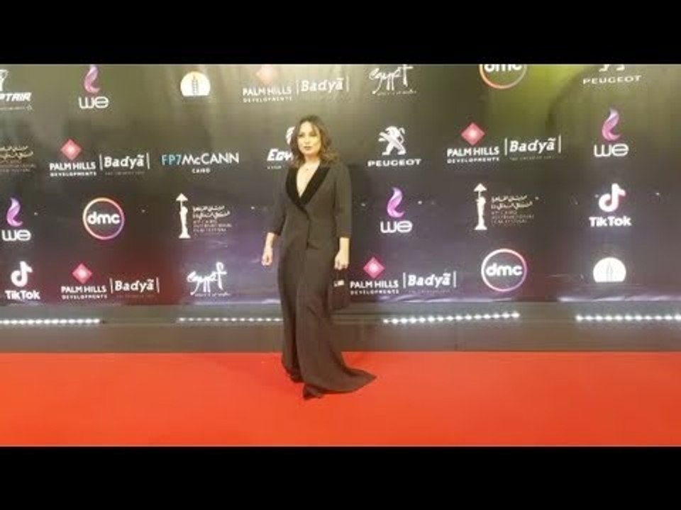 في مهرجان القاهرة السينمائي إنجي علي تمازح الصحفيين : خلوا بالكوا من الصور