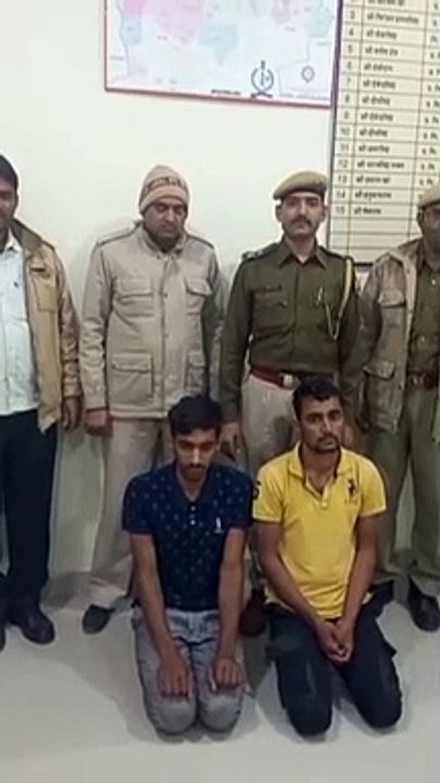 मारपीट व युवक के बाल काट लूटपाट के दो आरोपी गिर...