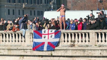 Roma recibe 2022 con su tradicional salto al río Tíber y Berlín con un baño en el lago Oranke