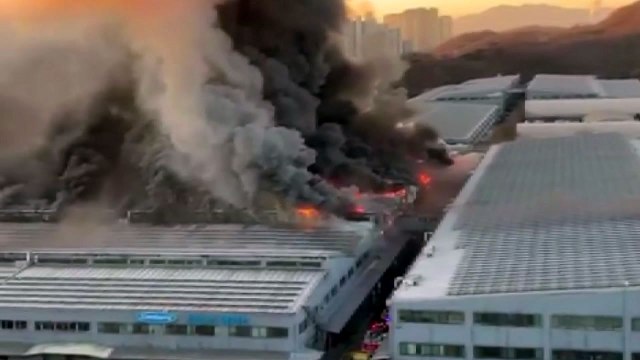 귀뚜라미 보일러 공장 큰 화재...축구장 면적 7배 전소 / YTN