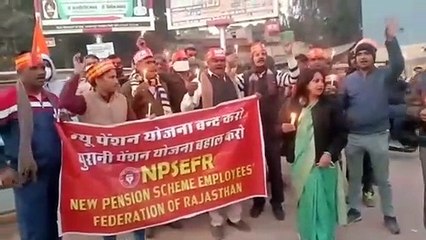 पुरानी पेंशन स्कीम लागू करने  की मांग के लिए कर्मचारियों-अधिकारियों ने निकाला केण्डल मार्च
