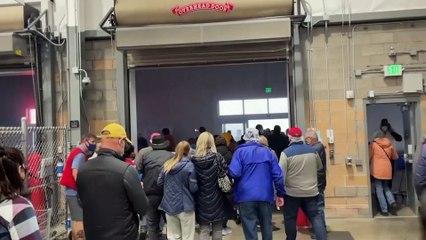 Shoppers rush to evacuate store as wildfire nears