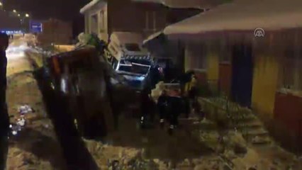 Yoldan çıkan tır evin bahçesine devrildi