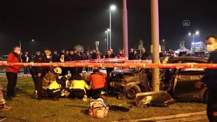 Elektrik direğine çarpan araçtaki 4 kişi yaralandı