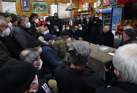 Cumhurbaşkanı Erdoğan, Sarıyer’de kıraathanede vatandaşlarla sohbet etti