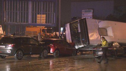 Ankara’da belediye otobüsü iki aracın üzerine devrildi: 14 yaralı