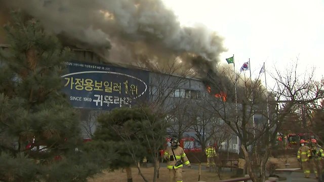 귀뚜라미 보일러 공장 불...축구장 면적 7배 전소 / YTN