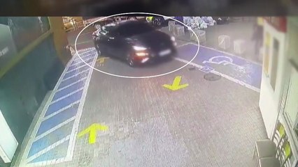 만취해 가게 들이받고 경찰 친 외국인 운전자 검거 / YTN
