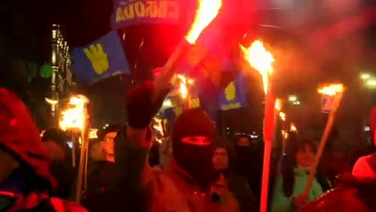 Kiew: Ukrainische Nationalisten ziehen mit Fackeln durch die Hauptstadt