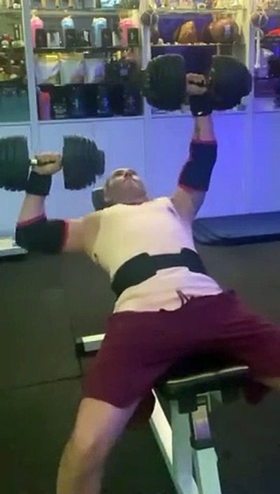 —Gear from @bodyengineers —Happy Friday ! —Salut la famille, j’espère que vous allez bien? Voici mon entraînement Pectoraux de ce vendredi après-midi. « Success is the ability to go from one failure to another with no loss of enthusiasm. «  —S