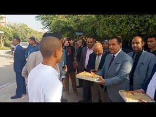 رئيس جامعة أسيوط مقدما الحلوى للطلاب: الانتماء للوطن يجب أن يكون صادقا