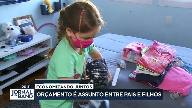 A maioria dos pais conversa com os filhos sobre os gastos da casa. Isso é importante porque elas podem ajudar e muito na economia doméstica.