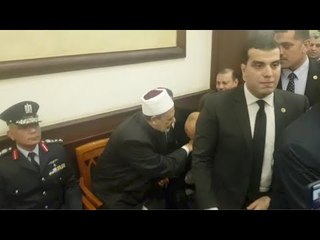 مواطنون يقبلون يد شيخ الأزهر ورأسه أثناء تقديم العزاء في مبارك