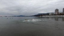VANCOUVER - Yılın ilk gününde buz gibi soğuk suya atladılar