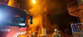 Fatih'te korkutan yangın: Metruk binada çıkan yangın 3 binaya sıçradı