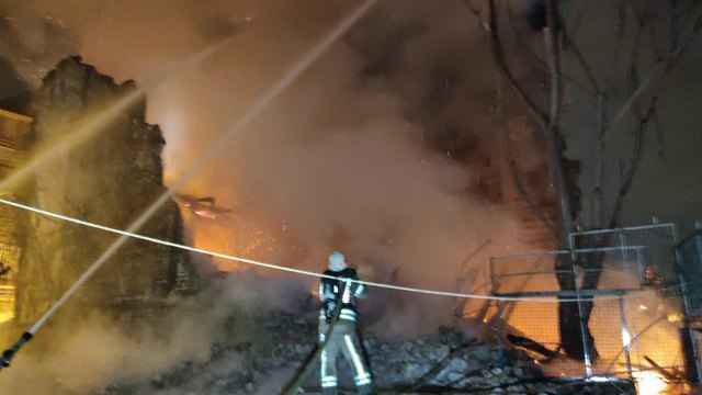 Fatih’te korkutan yangın: Metruk binada çıkan yangın 3 binaya sıçradı