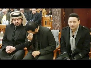 بكاء وحزن إيهاب توفيق في عزاء والده.. ومصطفى قمر والجسمي يدعمانه