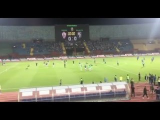 لاعبو الزمالك يجرون عمليات الإحماء استعدادًا لمواجهة جينيراسيون