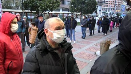 AVCILAR'DA NÖBETÇİ ECZANE KUYRUĞU