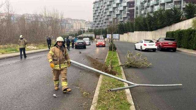 Sarıyer'de 880 bin liralık araçla trafik kazası: Direği devirip yolun karşısına geçti