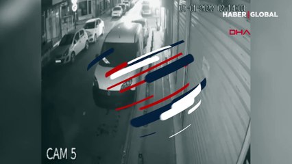 Bahçelievler'de refüje çarpıp uçan otomobil anbean kamerada