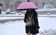 Sivas'ta kar yağışı; 68 yerleşim yerinin yolu ulaşıma kapandı