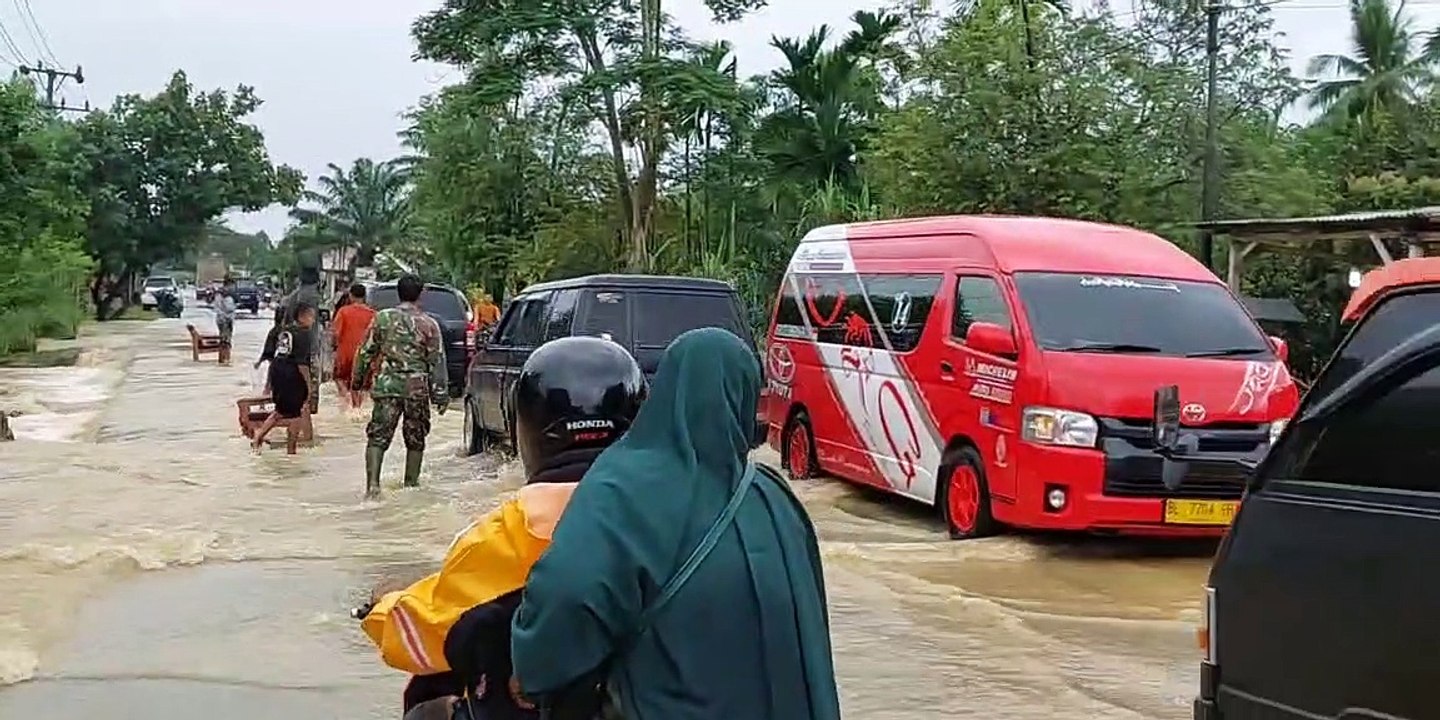 Banjir Luapan Krueng Bayeun Aceh Timur Merendam Jalan Medan - B. Aceh
