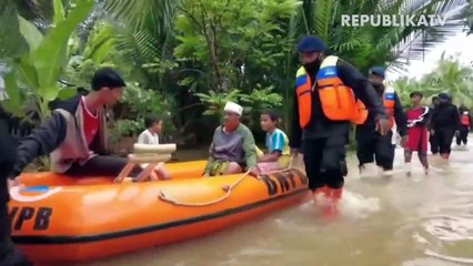 Brimob Polda Aceh Evakuasi Warga Korban Banjir
