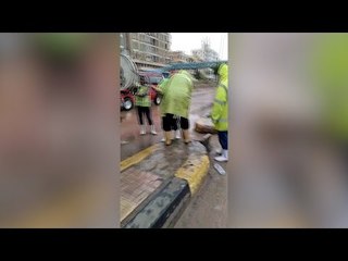 عمال الصرف ينتشرون في الإسكندرية لسحب تراكمات مياه الأمطار