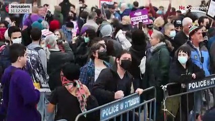 Israeli police scuffle with protesters in Sheikh Jarrah