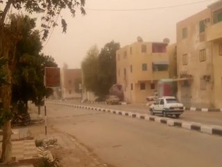 السماء صفراء طقس سيئ يضرب الوادي الجديد