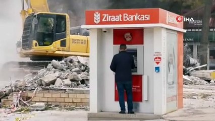 Bina yıkılırken tehlikeye aldırış etmeden para çektiler