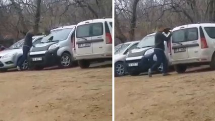 Bursa'da elindeki kürek ile otoparktaki araçların camını kırdı