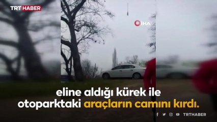 Elindeki kürekle otoparktaki araçların camını kırdı