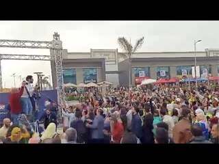في آخر أيام معرض الكتاب.. أكبر صورة سيلفي للمتطوعين مع الجمهور