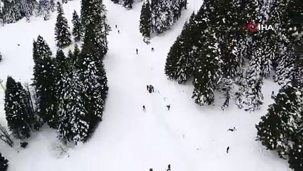 Uludağ’da kayak yaparken düşüp mahsur kalan tatilciyi jandarma kurtardı