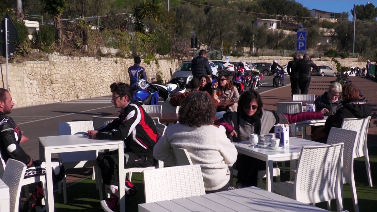 Европейцы проводят первые дни нового года на пляже