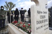 Son dakika haberleri | Öğrencisi tarafından öldürülen Ceren Damar Şenel mezarı başında anıldı