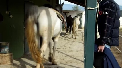 Balıkesir'de kız öğrencilere at binme dersi