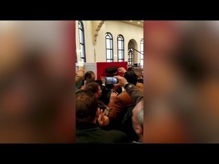 أول فيديو لجثمان مبارك من داخل مسجد المشير