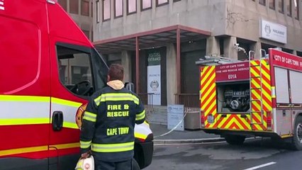 Incêndio deflagra em parlamento sul-africano durante a madrugada