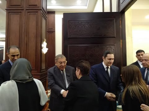 وسط طوابير المتوافدين.. علاء وجمال مبارك يتلقيان العزاء في والدهما