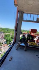 Ces ouvriers font une grosse boulette en installant une baie vitrée