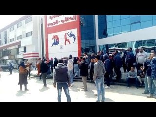 موظفو الزمالك يتظاهرون بسبب تأخر الرواتب ويهتفون ضد رئيس النادي
