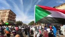 قوات الأمن السودانية تطلق الغاز المسيل لتفريق آلاف المتظاهرين في الخرطوم