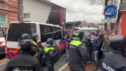 Son dakika haber: Hollanda'da polisten protestoculara "köpekli" müdahale