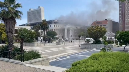 Un incendio se desata en el Parlamento de Sudáfrica