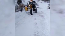 Karla mücadele ekipleri rahatsızlanan köy muhtarı için seferber oldu