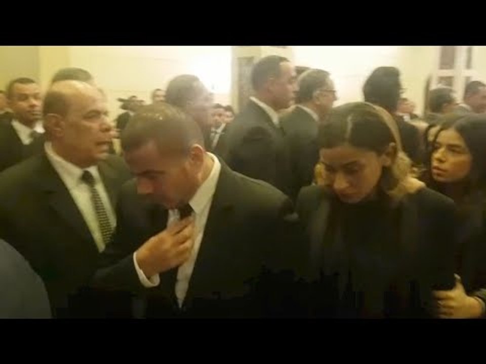 بسبب معجب.. خناقة لحظة خروج عمرو دياب ودينا الشربيني من عزاء مبارك