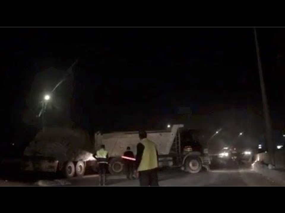 انقلاب جزء من حمولة سيارة نقل أعلى الطريق الدائري